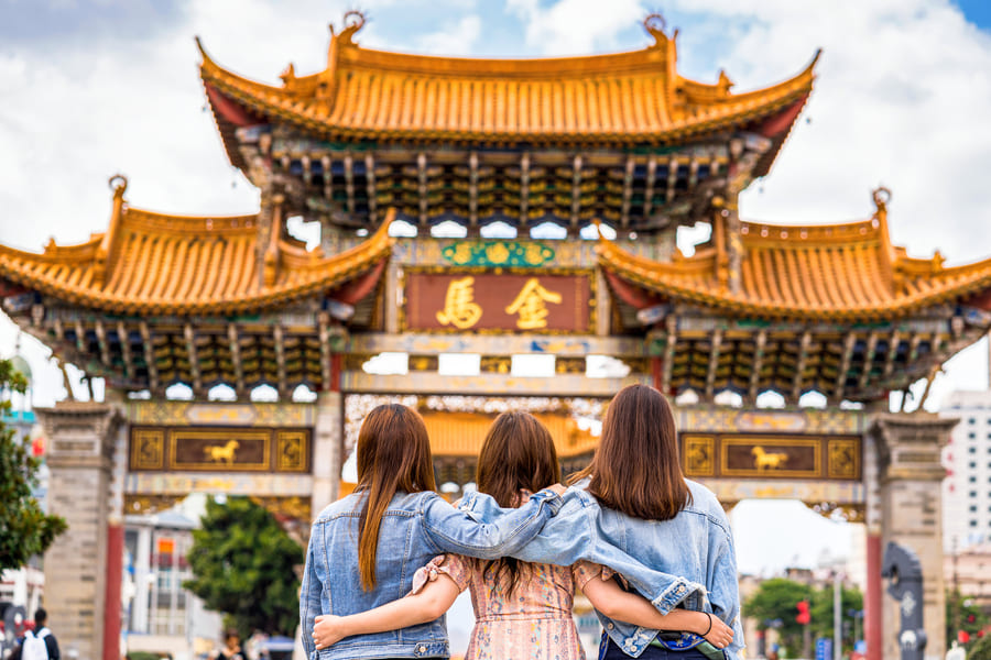 tres mujeres abrazándose en China